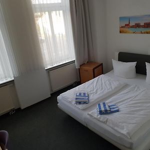 Zimmer mit Kingsize-Bett