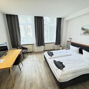 Zimmer mit Kingsize-Bett